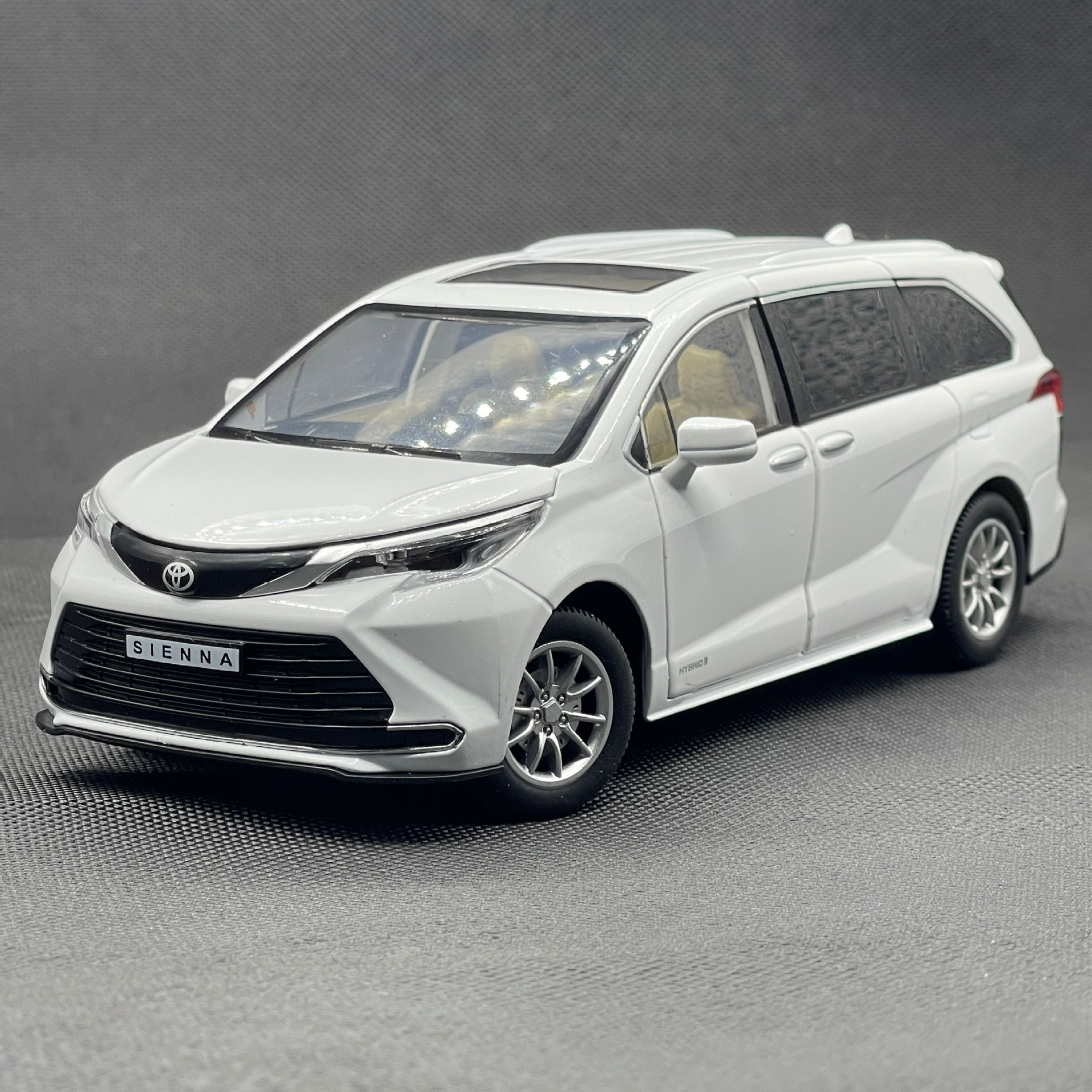 智冠天下仿真1:24丰田塞纳合金汽车模型儿童玩具带声光回力商务车