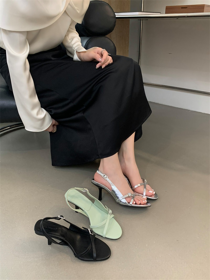 一字扣带高跟凉鞋女夏季2024夏季新款漆皮细高跟圆头露趾时尚凉鞋