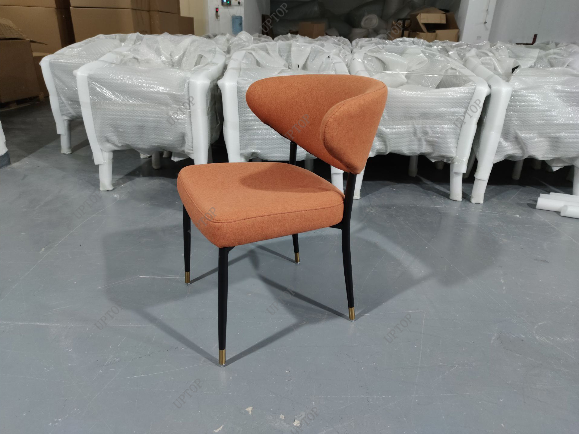 北欧后现代金属餐椅设计师铁艺软包餐厅咖啡店休闲洽谈靠背椅子