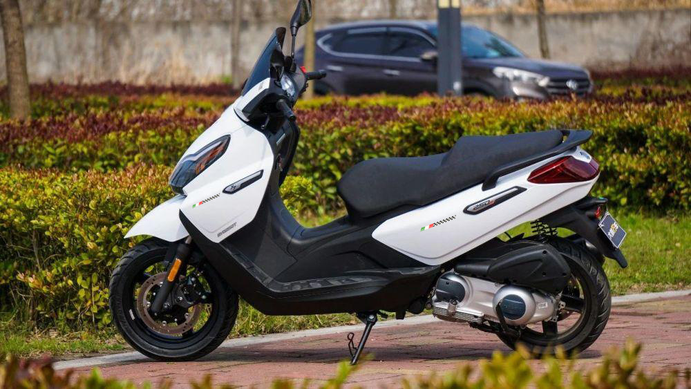 适用piaggio比亚乔x7改装意大利国旗车身标3d防水保护贴纸拉花膜