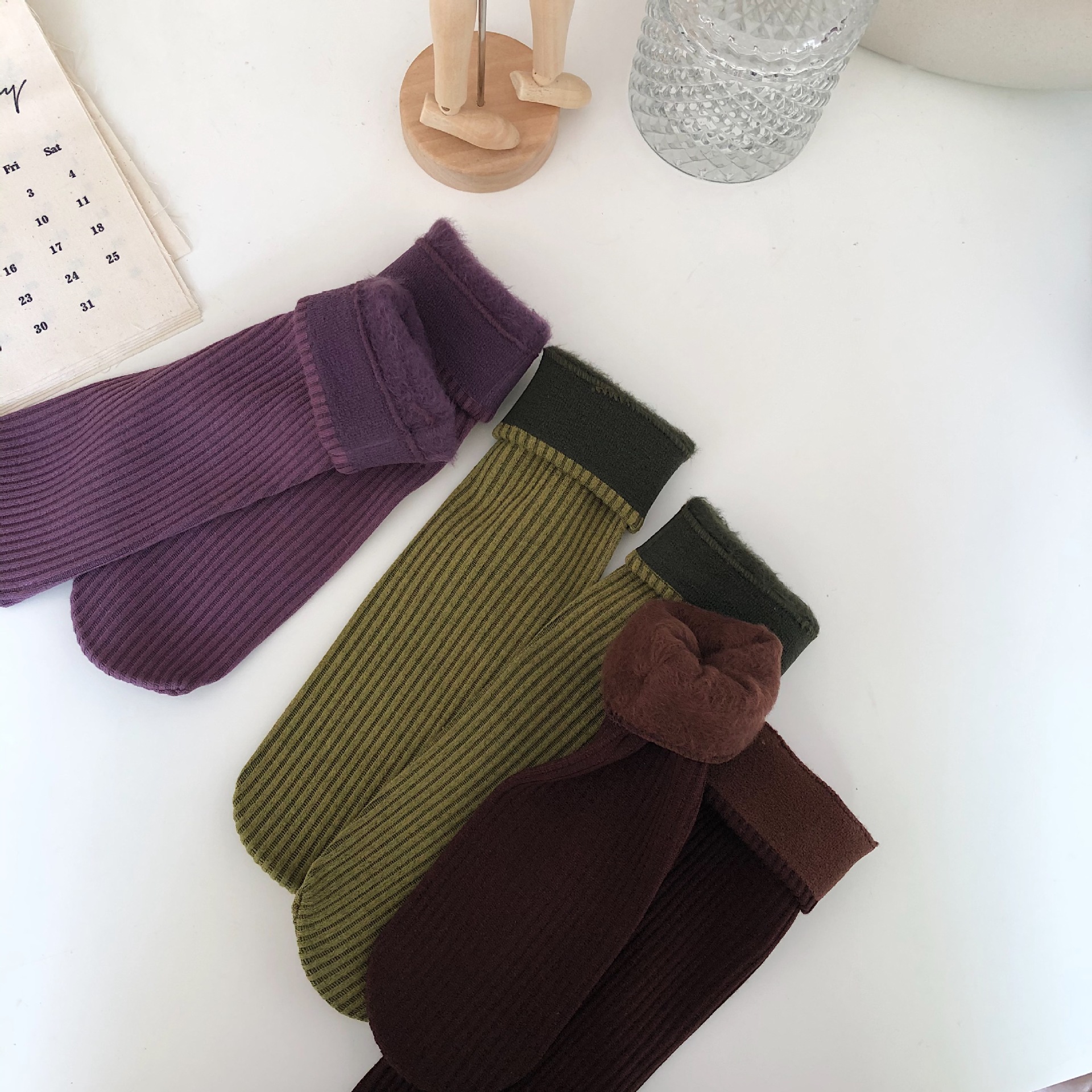 2020秋冬暴款韩国东大门ins竖条纹理螺口拉毛加绒女士中筒女袜子