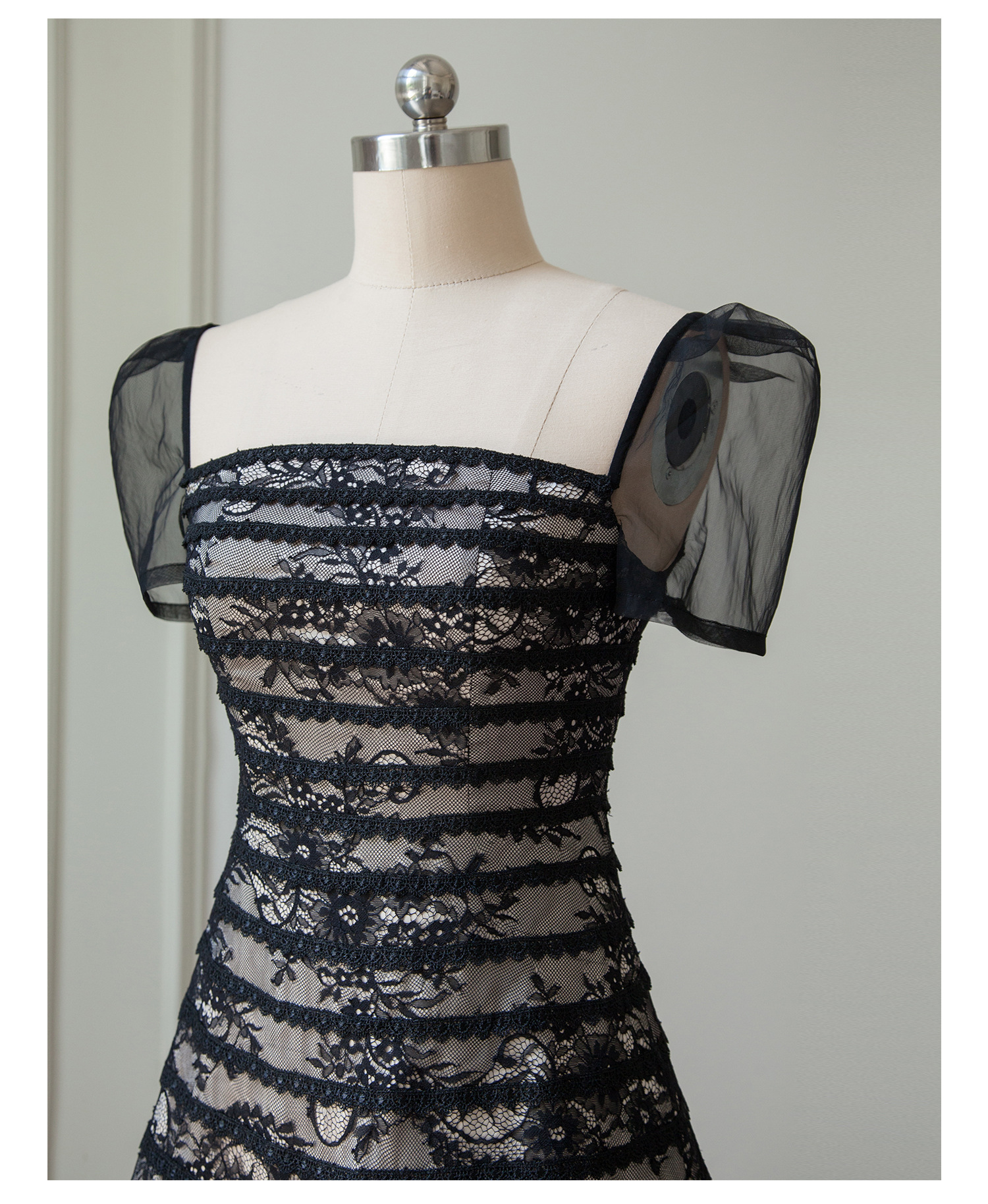 复古气质方领露背绑带泡泡袖显瘦修身减龄蕾丝花纹连衣裙女 66880