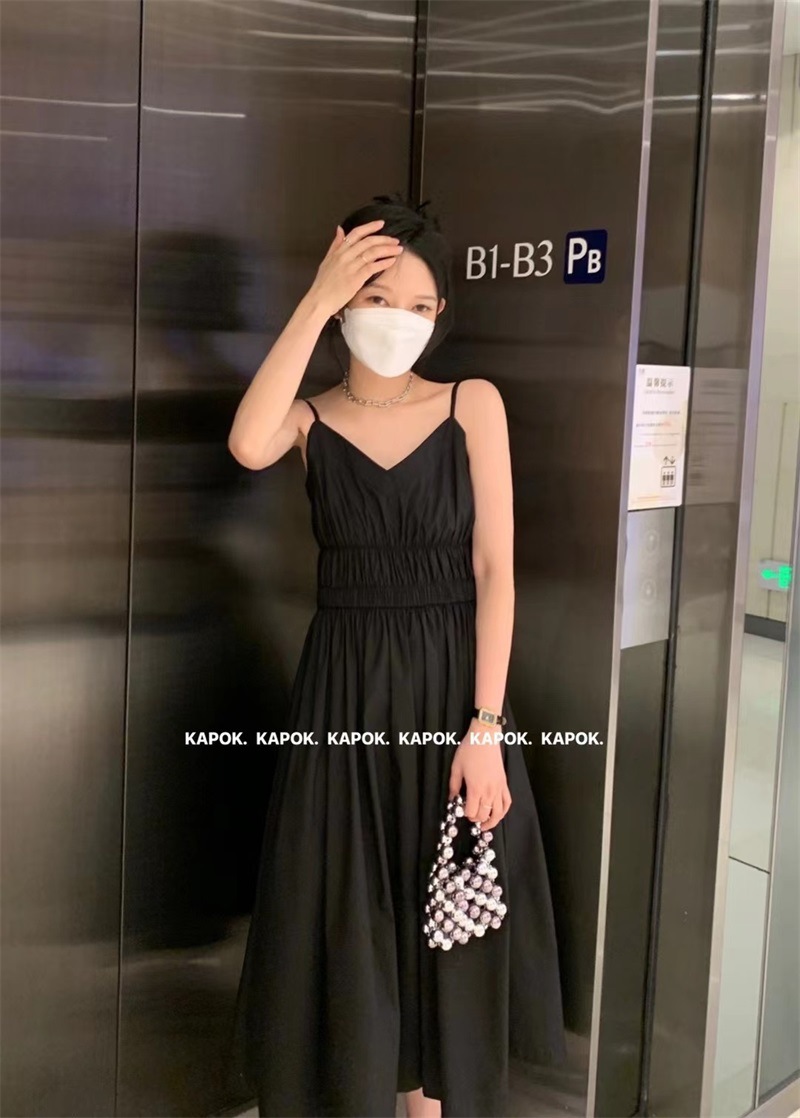 kapok黑色吊带连衣裙收腰a字小众设计2022早春款v领显瘦长裙女