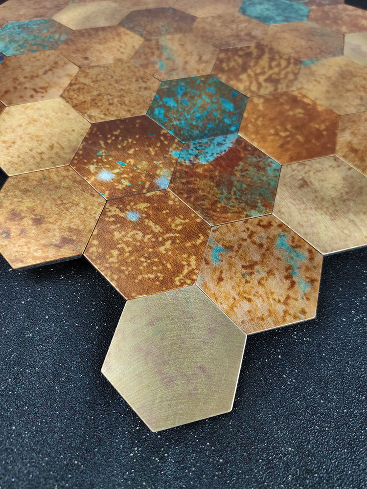 古铜色马赛克自粘墙贴背景墙瓷砖锈色金属复古六角长条不锈钢金色