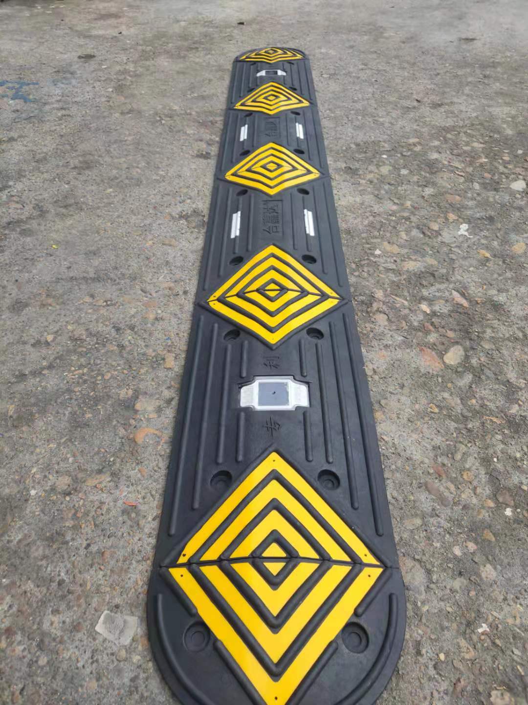 橡塑减速带坡道公路道路减速板汽车停车斜坡限速缓冲带橡胶减速垄