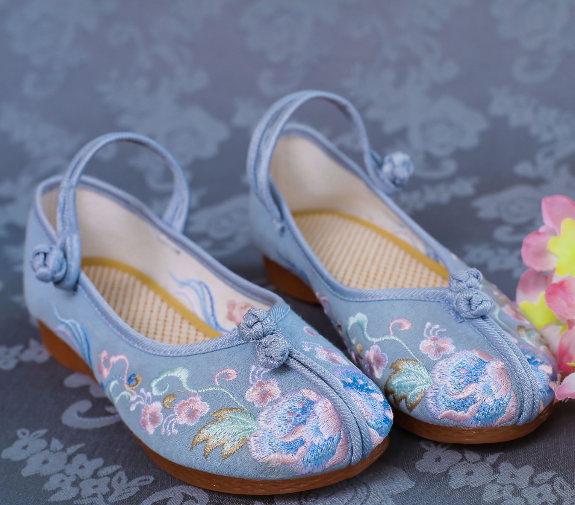 新款老北京布鞋女加厚平底单鞋圆头绣花鞋刺绣花布鞋一件代发