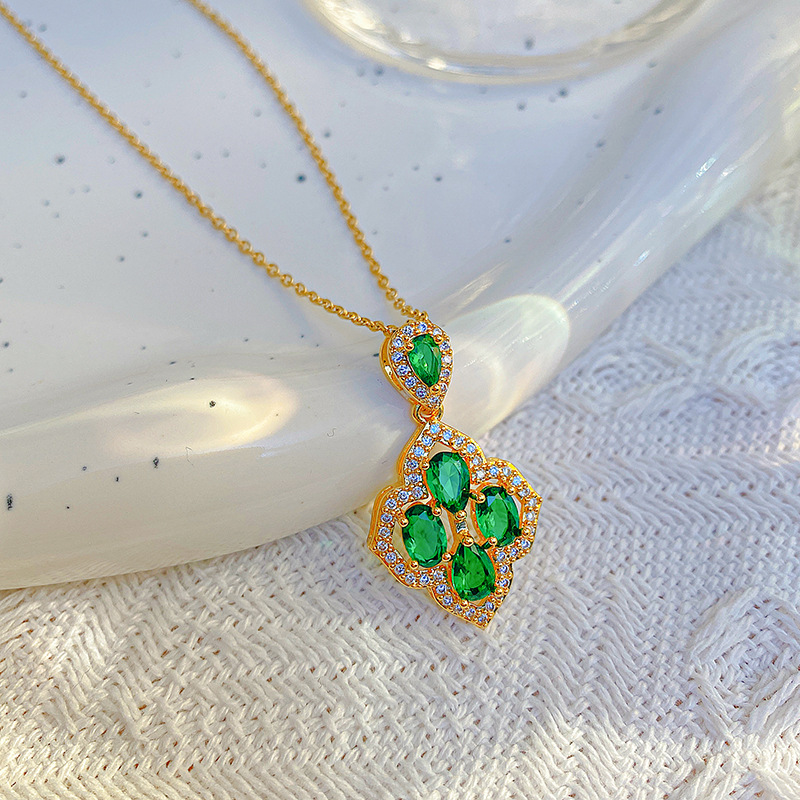 欧美流行简约菱形钛钢镶绿宝石吊坠项链女轻奢小众网红锁骨链新品