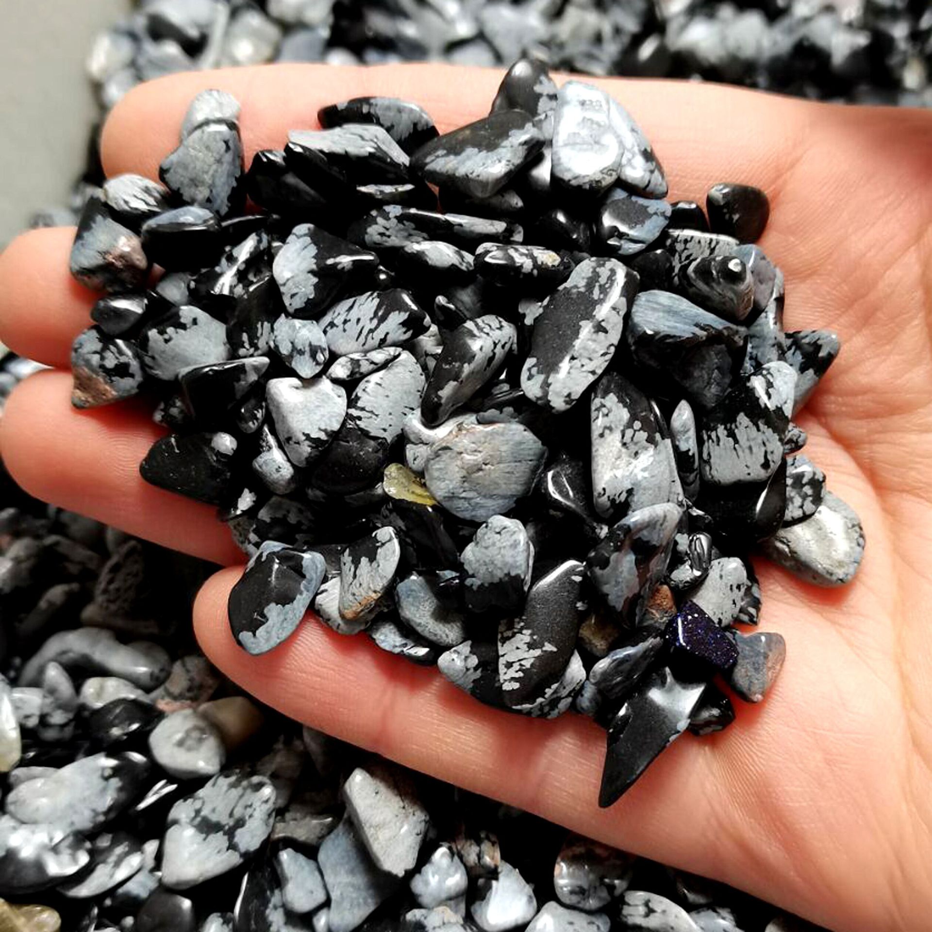 一千克天然雪花黑曜石碎石批发 盆景石鱼缸石