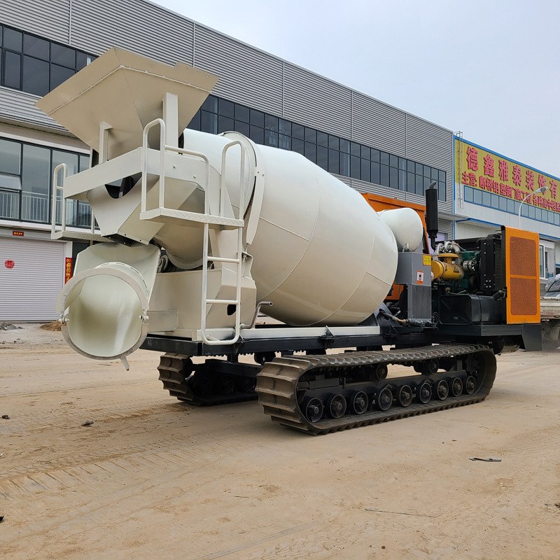 修水渠履带式搅拌车 定做自上料履带罐车 2方链轨式混凝土搅拌车