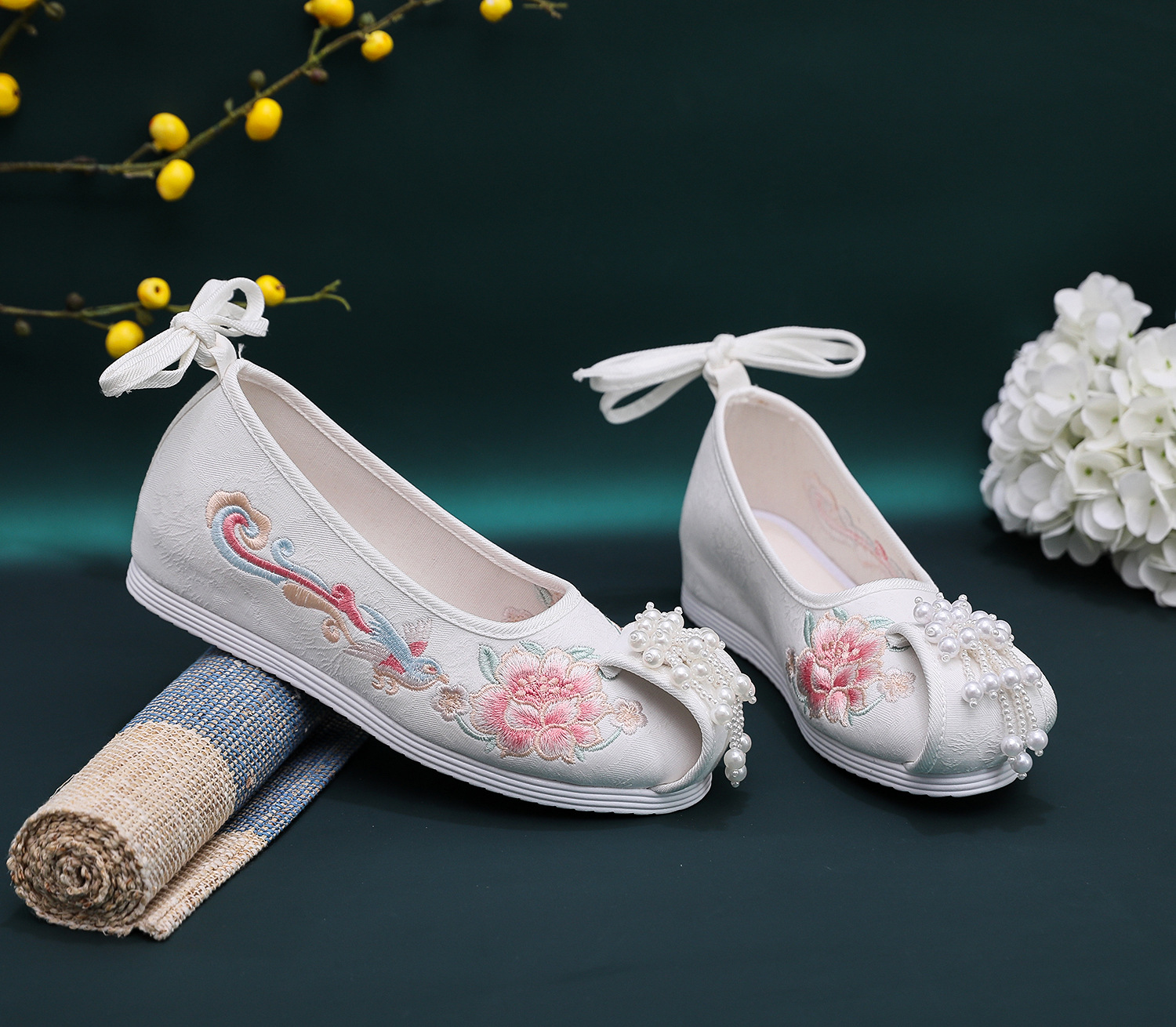 玉色 复古布鞋汉服鞋古装鞋千层底内增高钉珠女士春夏新款绣花鞋-阿里
