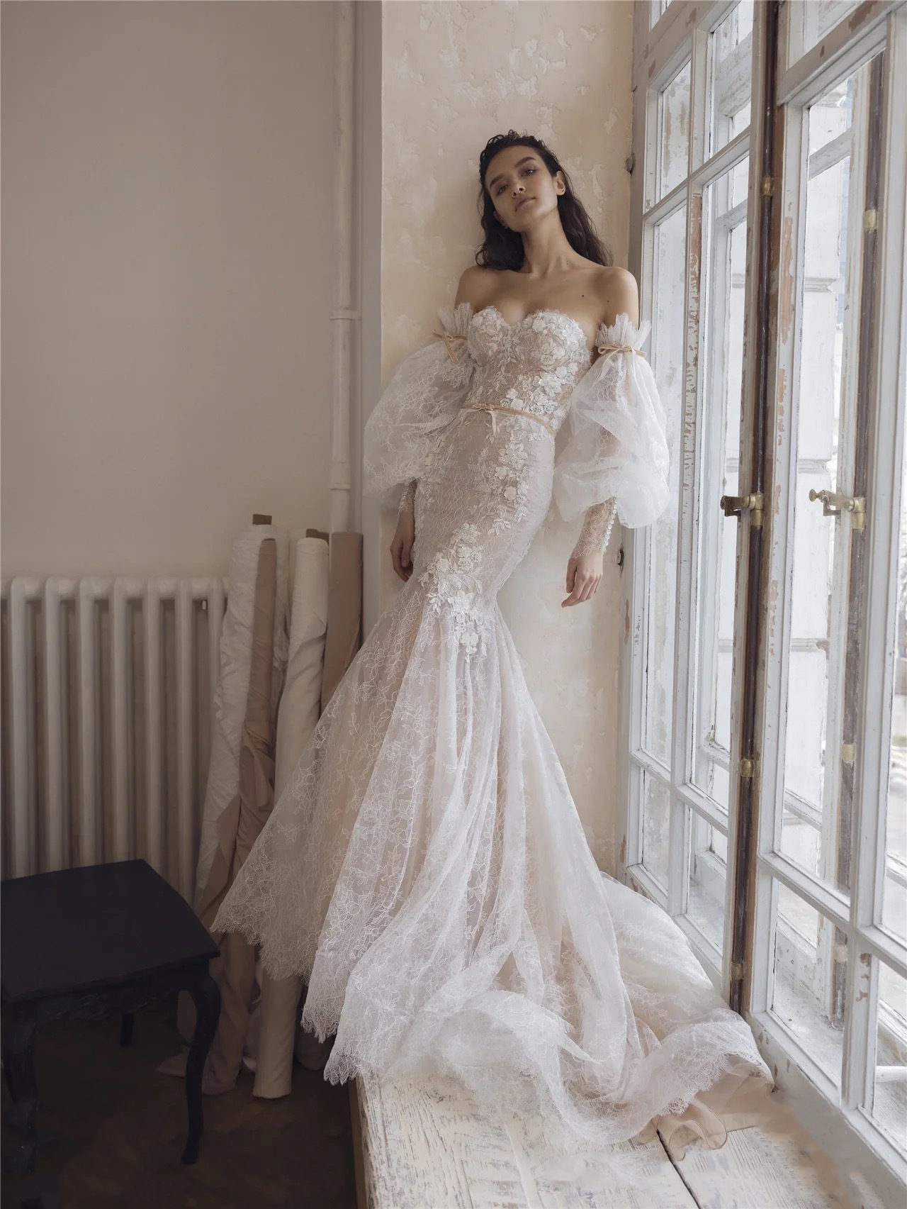 新款一字肩鱼尾高端奢华蕾丝小拖尾性感露背泡泡袖显瘦旅拍轻婚纱