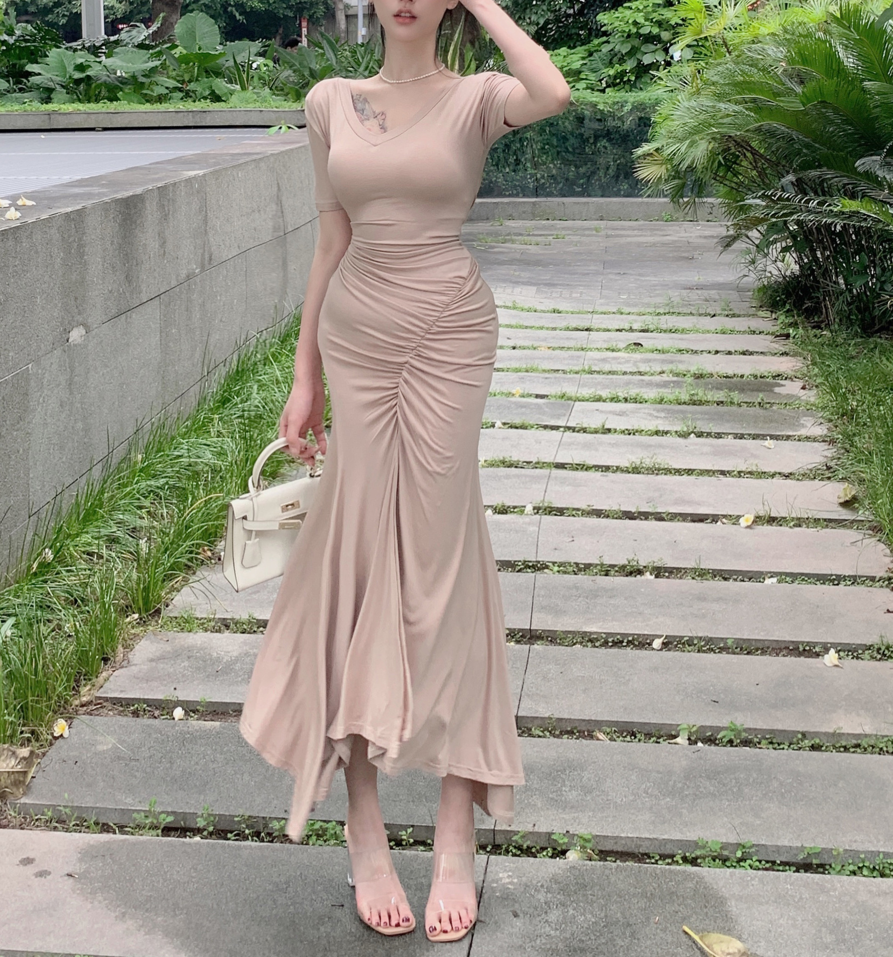 又纯又欲时尚v领小众修身开叉连衣裙高腰显瘦抽褶鱼尾包臀裙女装