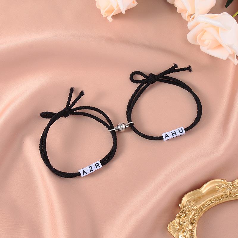 2022新款简约磁铁皮筋绳字母情侣手链一对男女闺蜜手绳饰品批发