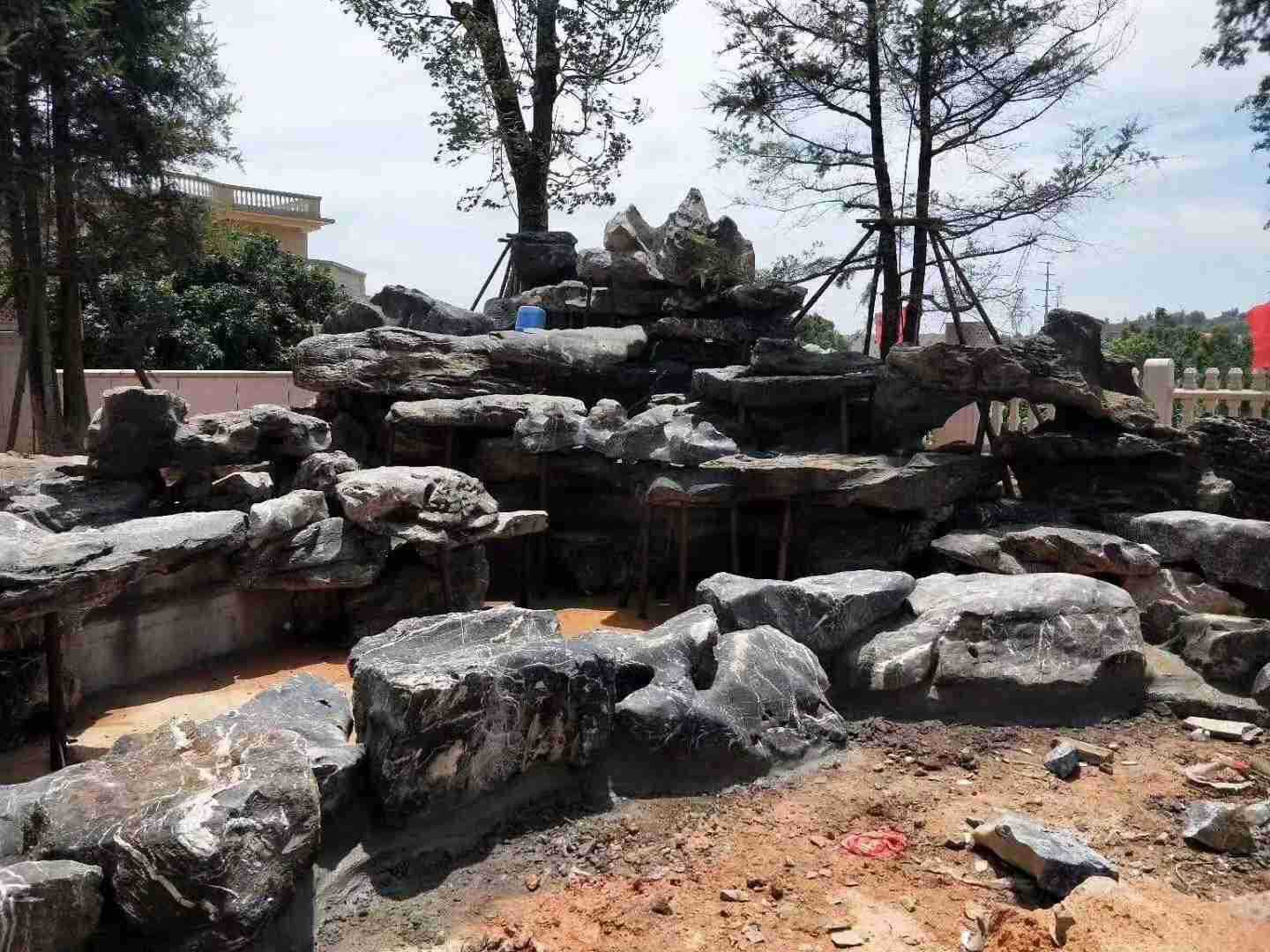 苏式太湖石假山鱼池 庭院别墅现代风格简洁大方的园林景观安装山