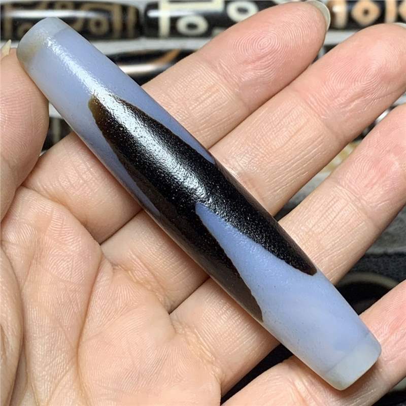 一物一图 天然玛瑙真品风化纹包浆黑白蓝沁虎牙天珠78.5*14.