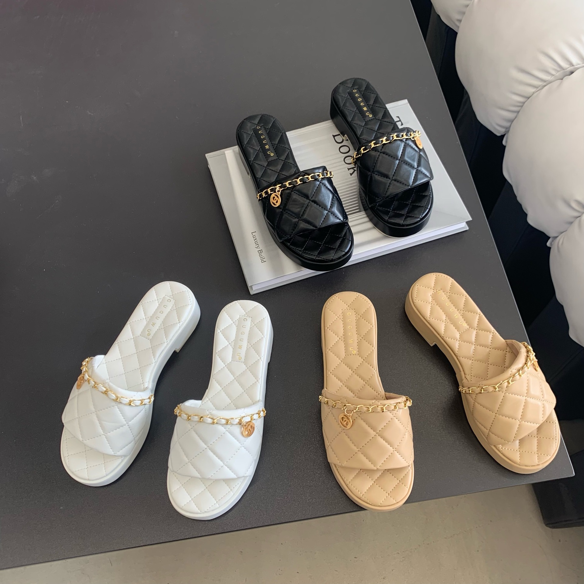 粗跟拖鞋女露趾2023年新款夏季时尚金属链条菱格圆头厚底一字凉拖