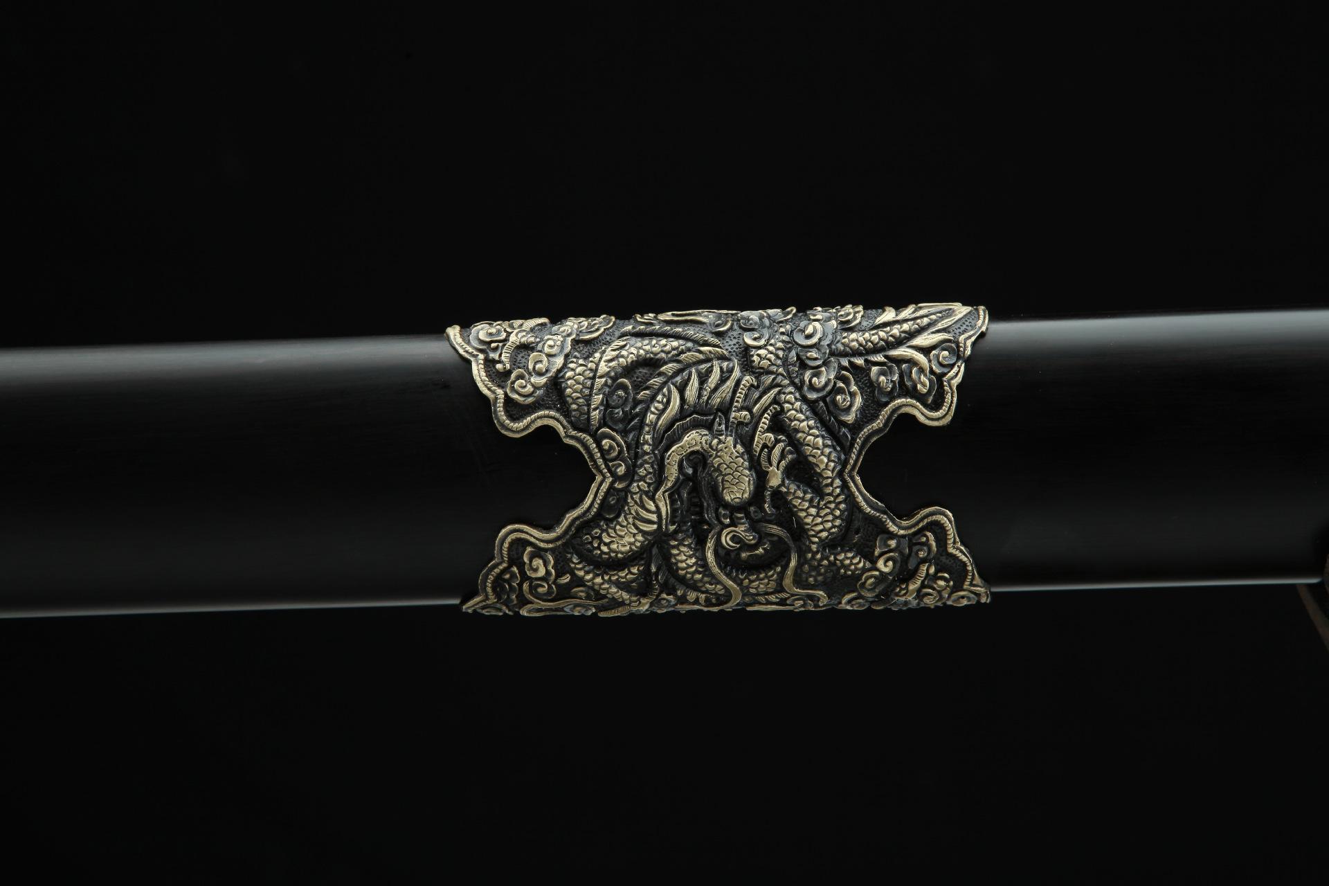 装貝:纯铜精雕,精细打磨,做旧;剑鞘:优质黑檀木;剑身:百炼花纹钢,手工