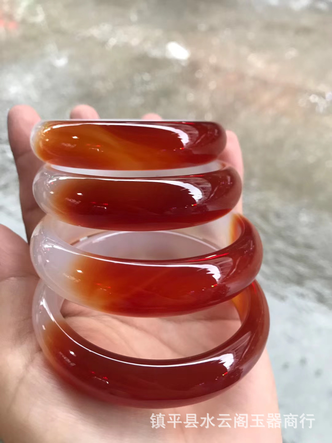 玛瑙玉手镯半红半白玛瑙玉手镯女款玉石玉器冰种飘花玉髓玉镯子