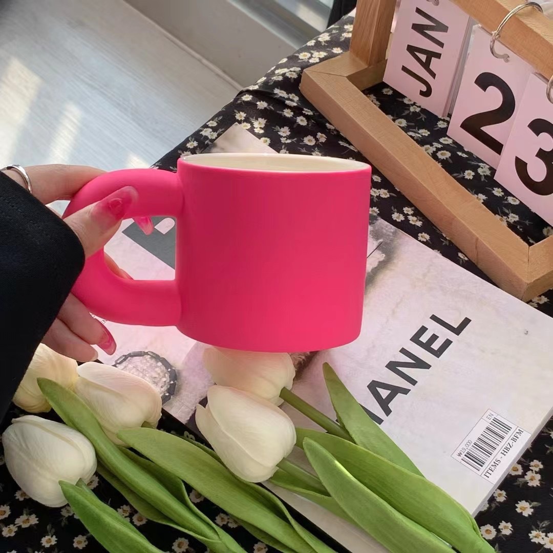 北欧水杯胖胖玫红色陶瓷马克杯磨砂棋盘格马克杯女生礼品伴手礼物