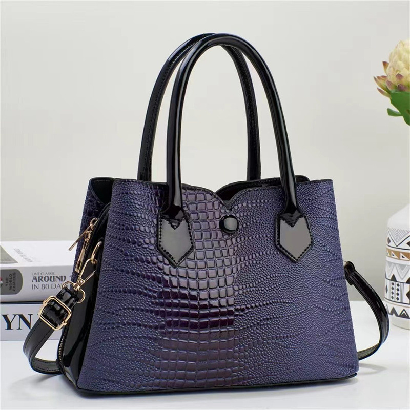 Spring 2024 New Crocodile Pattern Women's Bag European and American Retro Large Capacity Handbag Fashion Simple Shoulder Messenger Bag