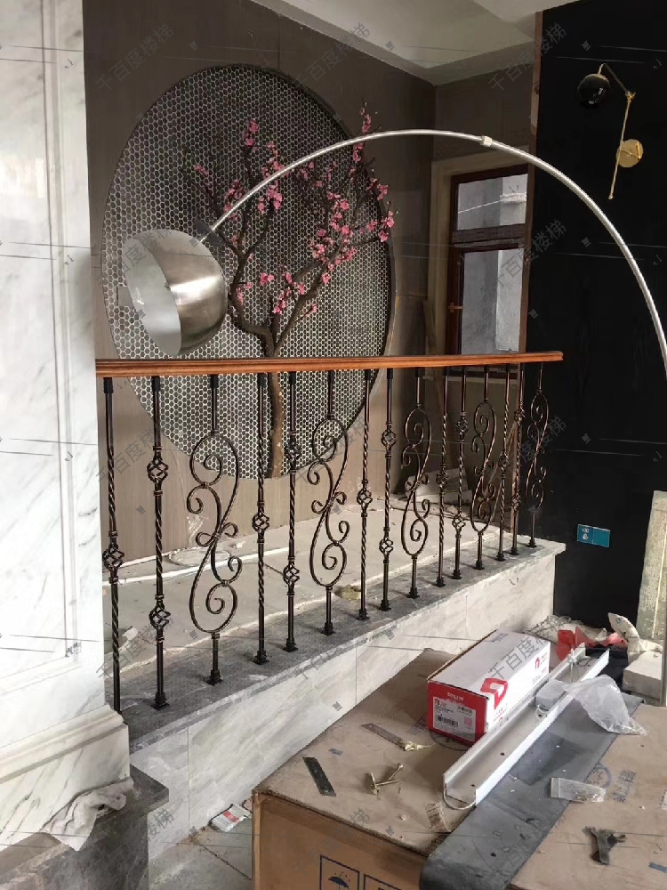 实心铁艺楼梯扶手护栏栏杆围栏铁艺现代简约飘窗室内别墅实木围栏