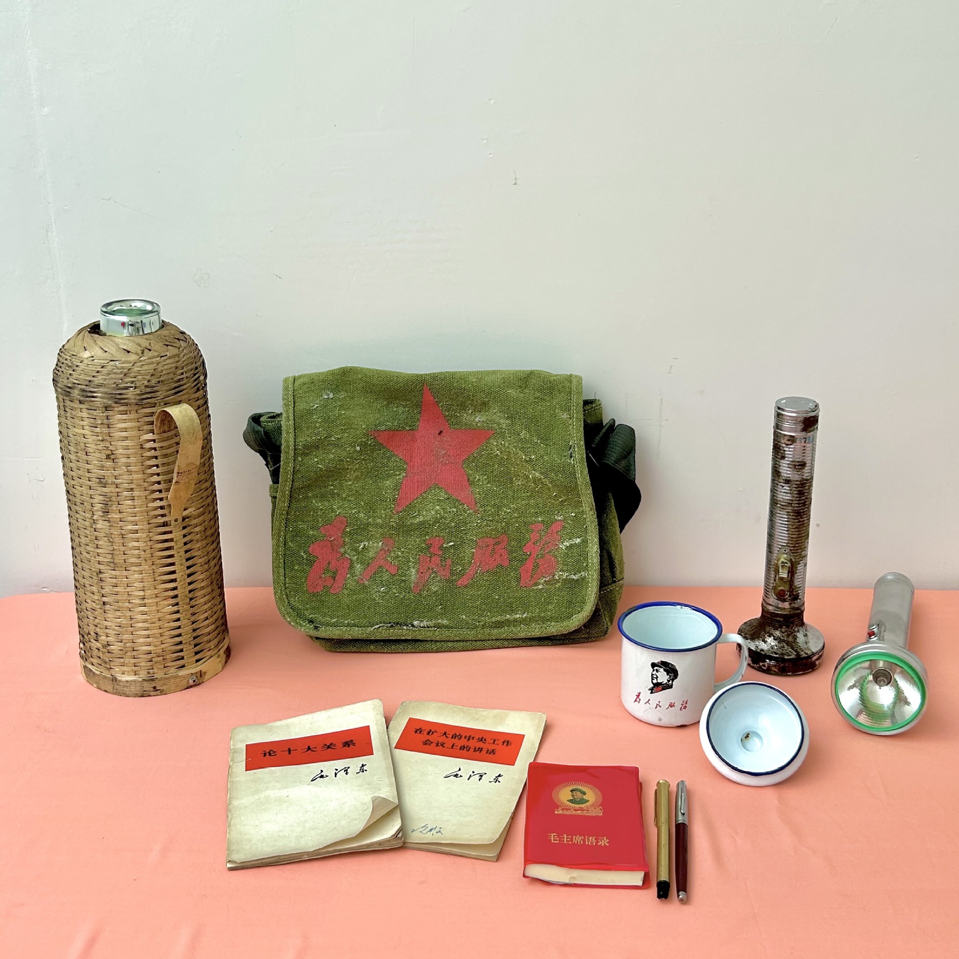 红色文化老物件革命时期背包暖瓶为人民服务纪念展品怀旧复古摆件