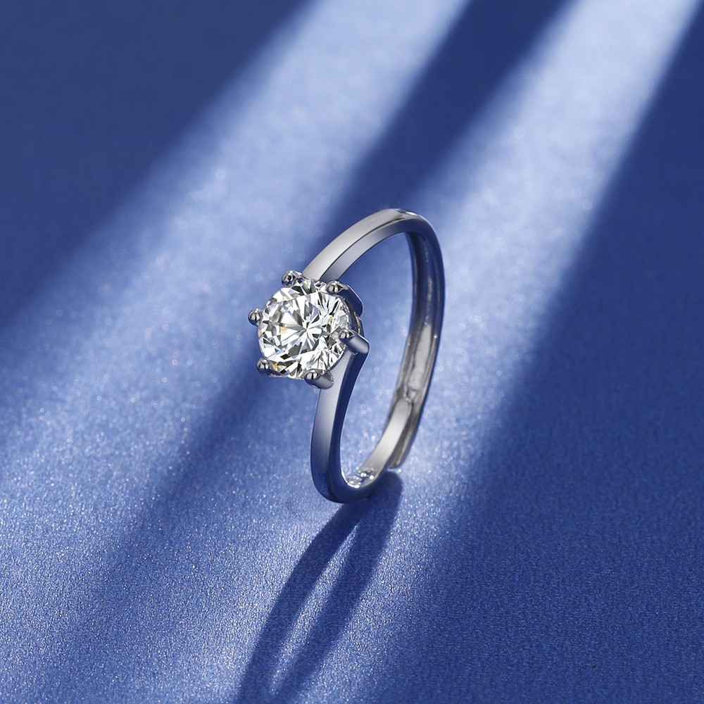 仿真莫桑钻扭臂经典六爪戒指女 精致耐久镀18k白金钻戒女时尚简约