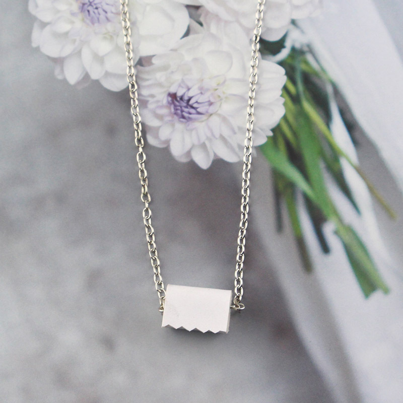 欧美爆款时尚个性厕所卷筒纸项链 卷纸吊坠卫生纸挂件厕纸饰品