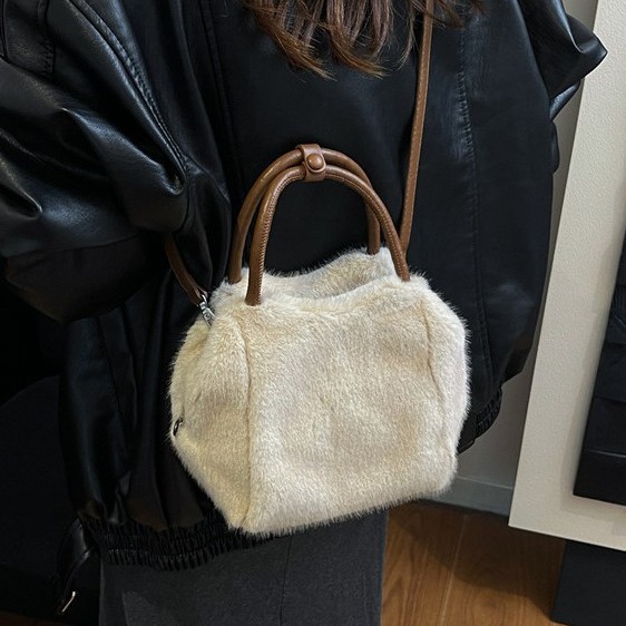 新款毛绒包时尚百搭日系毛茸茸斜挎包ins韩版纯色毛毛腋下托特包