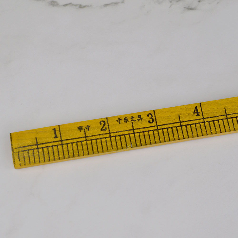 刻度,会有木头纹路,新出的货会有木头的味道,这些都是木头米尺的特点