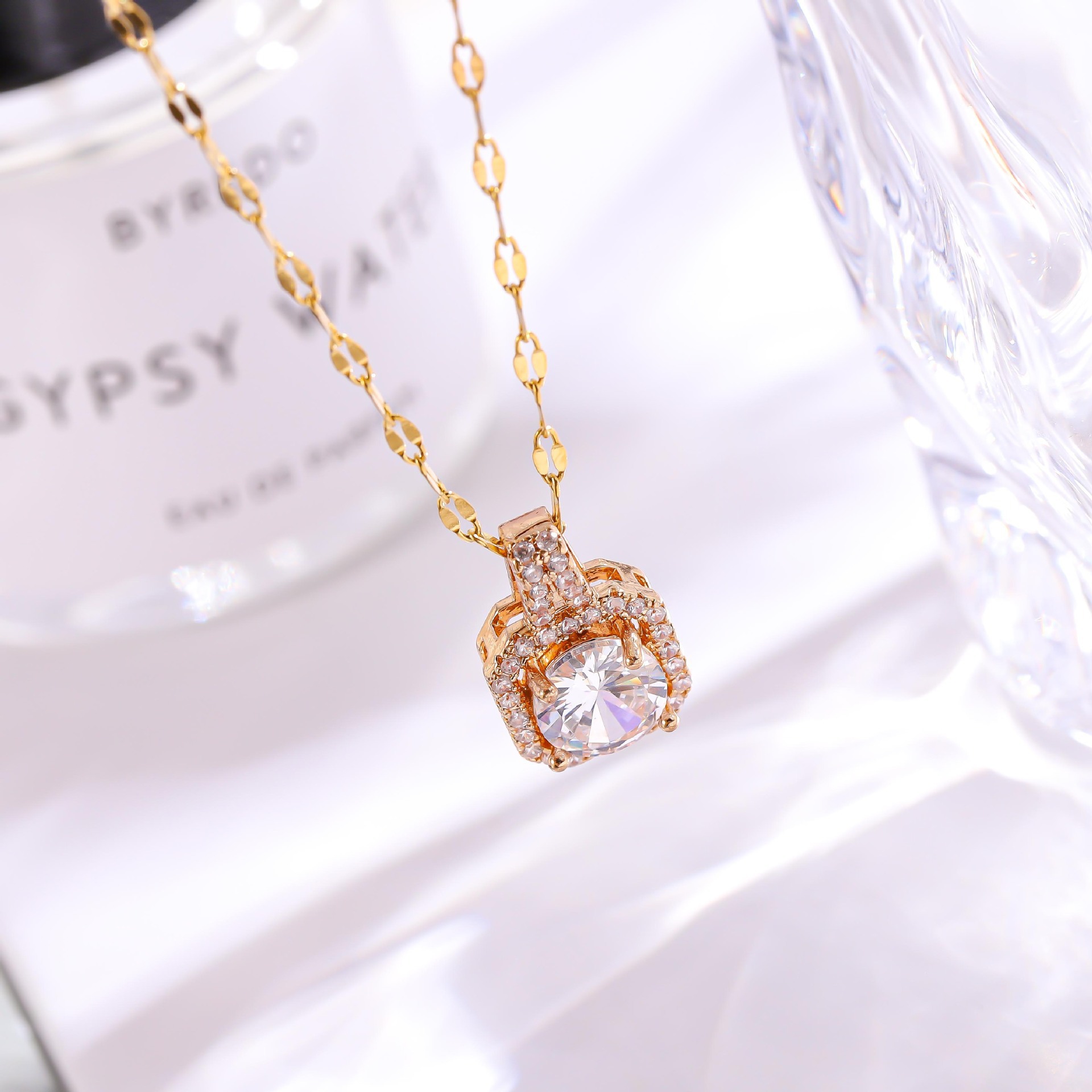 韩版时尚金色方形镶满钻石吊坠项链轻奢项链钛钢饰品锁骨链女配饰