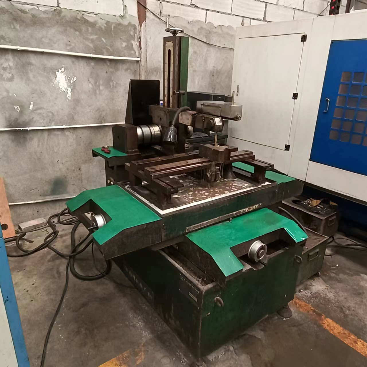 转让二手泰州雄峰快走丝dk7735b电火花二手线切割快走丝数控机床