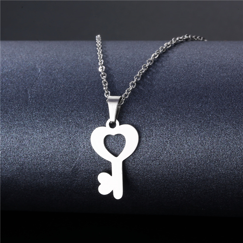 Cross-Border Sold Jewelry Supply Personality Stainless Steel Flower Heart Clavicle Chain Necklace Female Geometric Accessories Pendant Wholesale