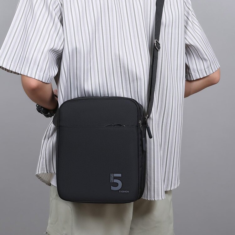 跨境专供男士单肩包休闲工装斜挎包男款ins潮时尚小方包外出通勤