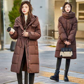 现货新款90白鸭绒抽绳收腰过膝连帽保暖又不臃肿羽绒服外套-阿里巴巴