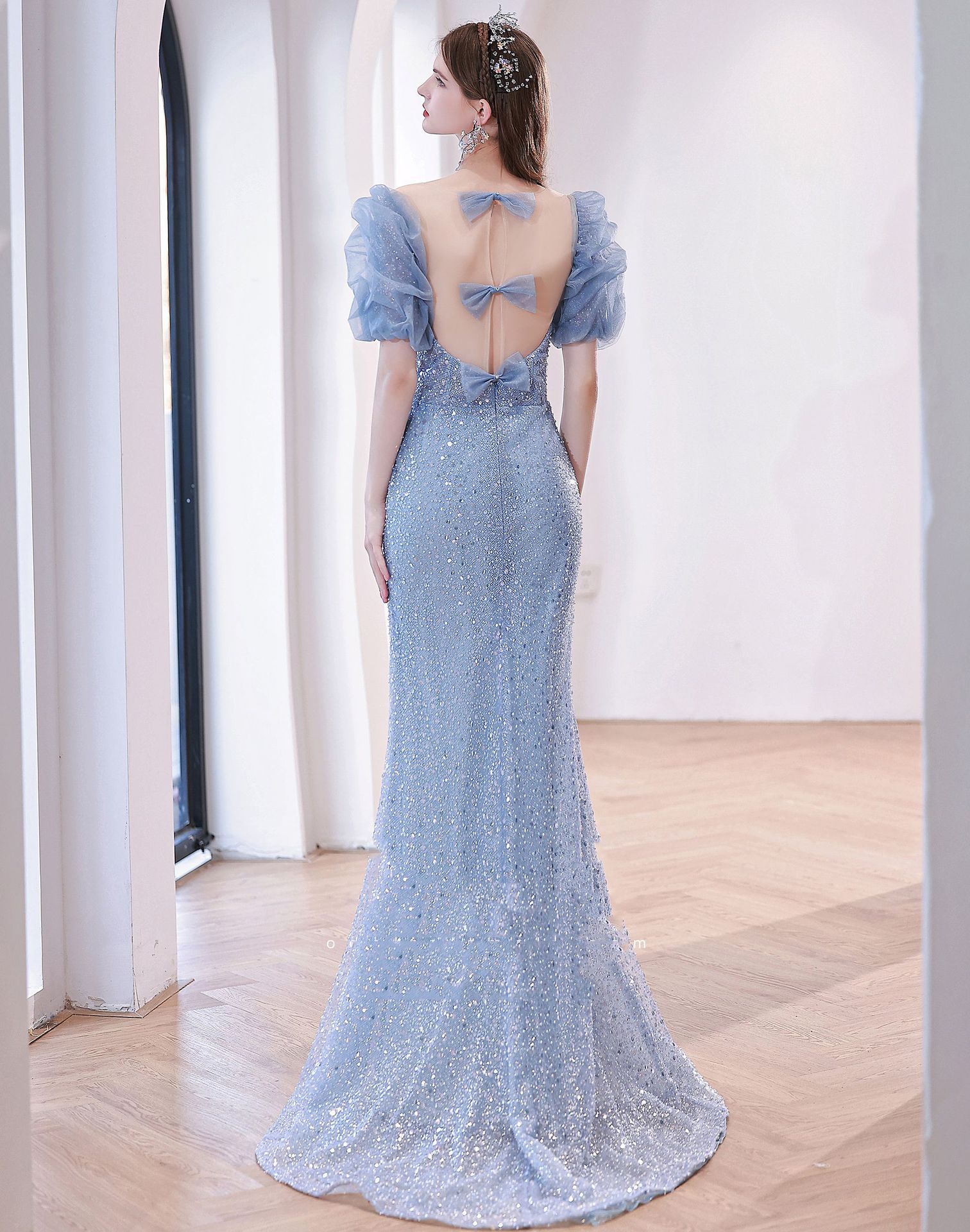 蓝色主持人礼服钉珠人鱼裙超仙轻奢高定敬酒服年会一字肩模特走秀