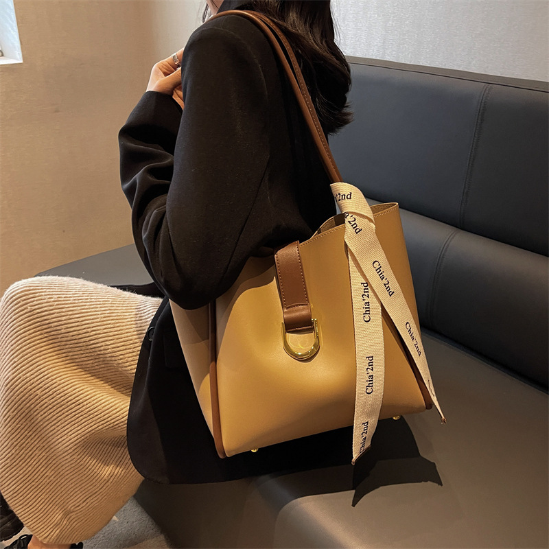Fall/Winter Hot-Selling Large Capacity Versatile Commuter Big Bag for Women 2022 New Trendy Fashion Underarm Bag Western Style Tote Bag