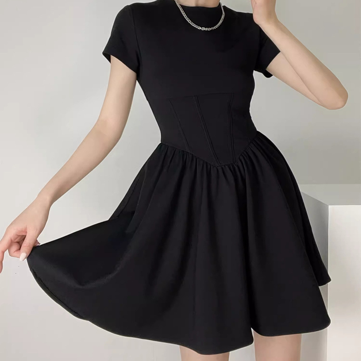 高级感黑色收腰鱼骨连衣裙女夏季新款小个子法式气质显瘦a字短裙