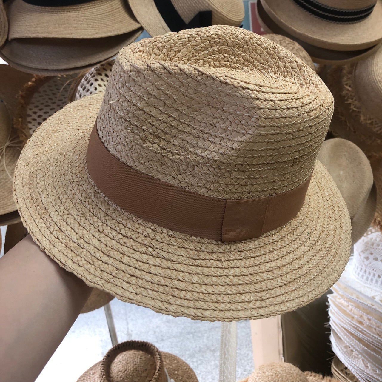 现货拉菲草手编辫子宽檐爵士草帽遮阳防晒英伦风礼帽日常中性旅行
