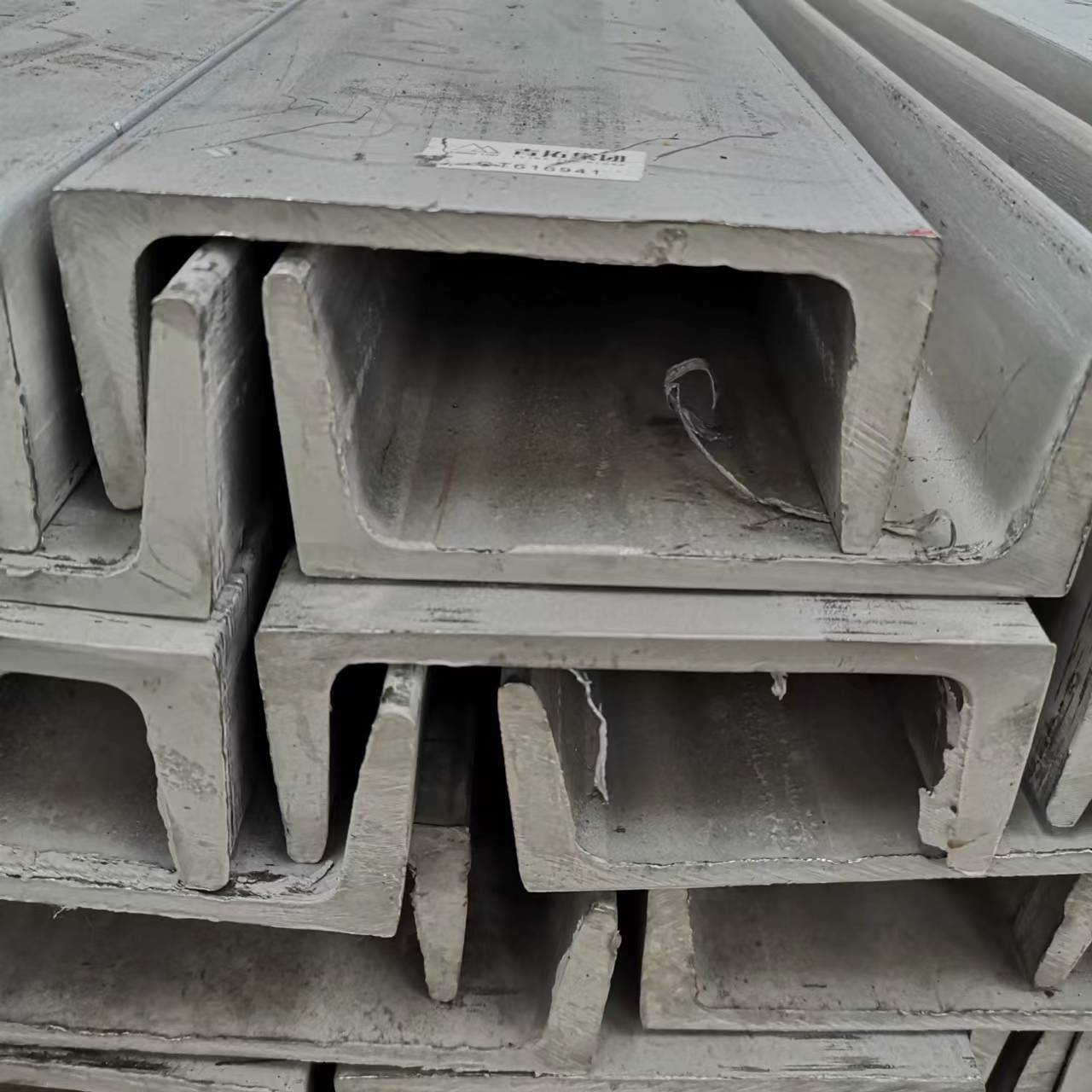 槽钢黑料昆钢u槽304不锈钢冲孔q235b热镀锌c型钢u型钢h钢工钢型材