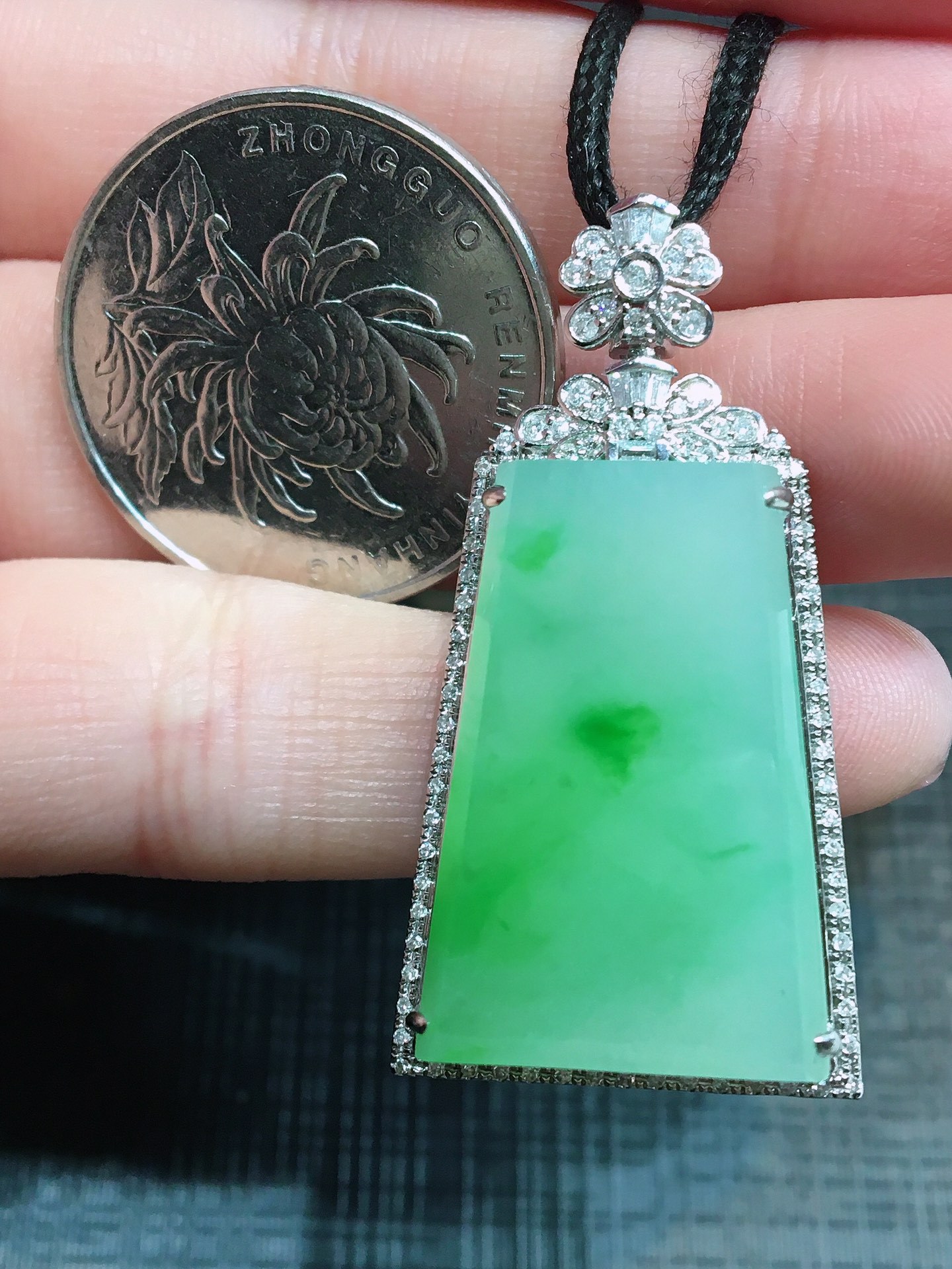 翡翠冰飘绿无事牌吊坠冰种18k金镶嵌一手货源招代理一件代发