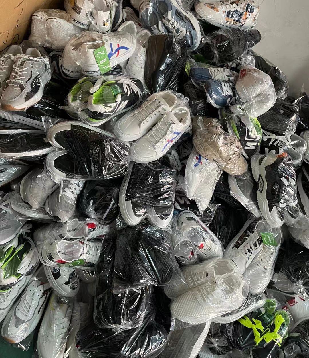 地摊尾货鞋批发男女运动休闲鞋3-20元 库存鞋处理鞋