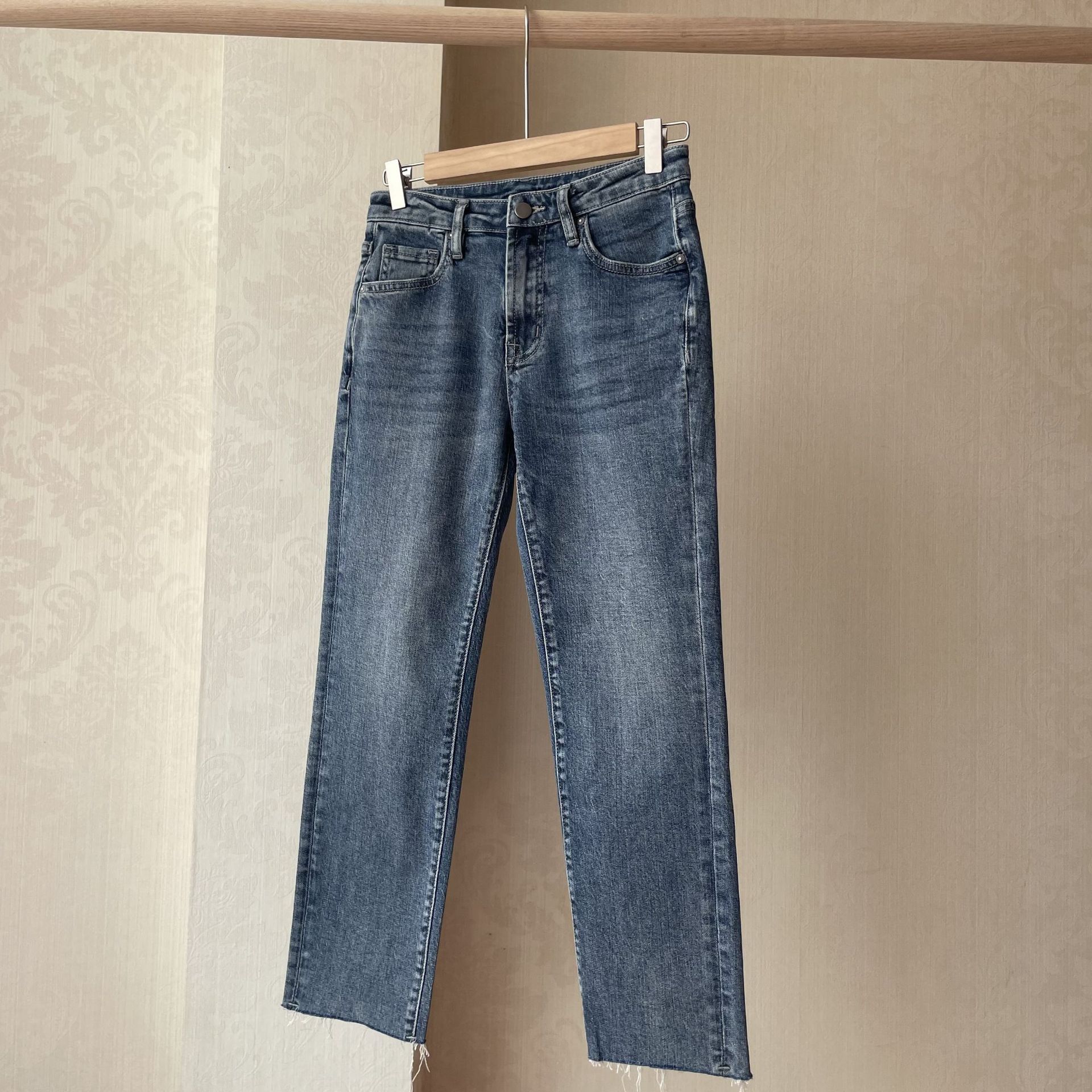 女士中腰脚口须须边九分小直筒牛仔裤