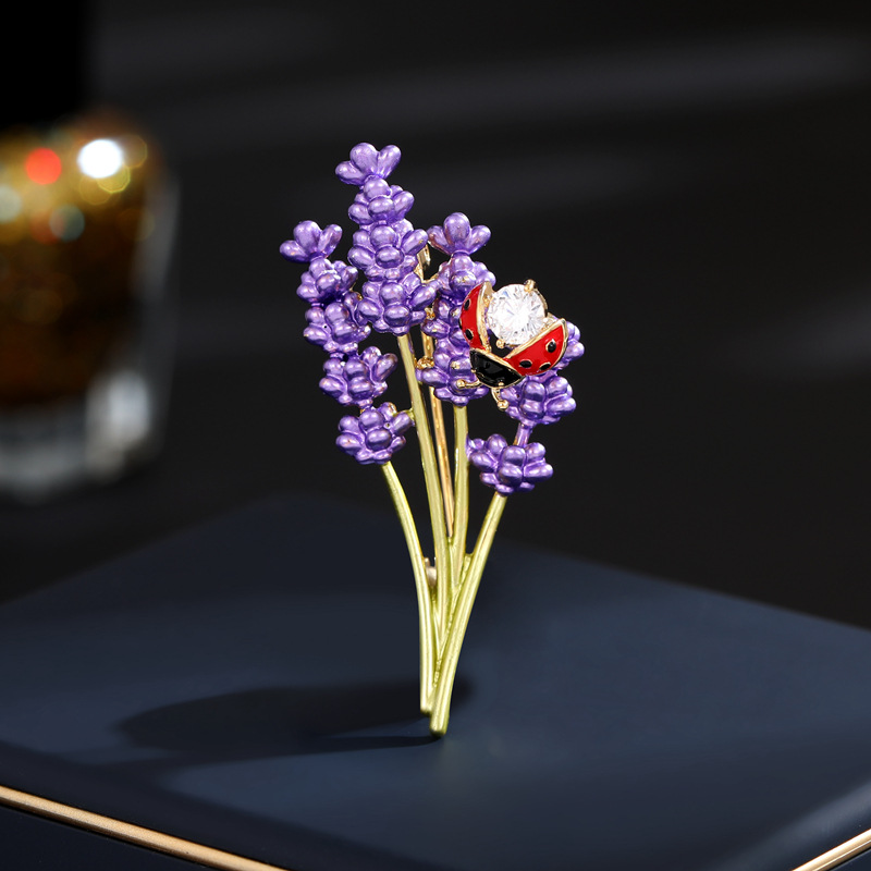 新款高档衣饰西装外套配饰女创意设计感瓢虫可晃动紫色薰衣草胸针