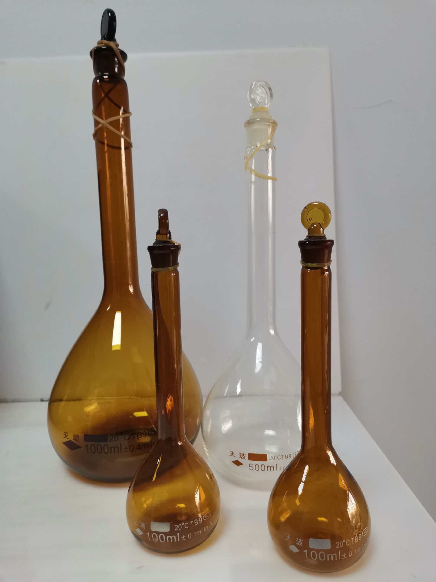 天玻容量瓶 细颈梨形瓶5 10 25 50 100 250 500 1000ml定量棕色玻