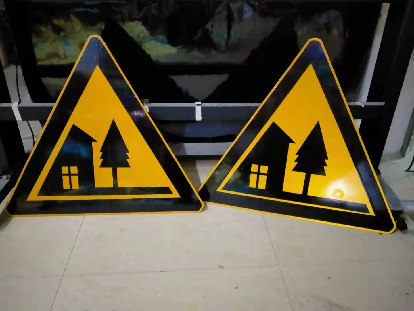 广东厂家让字三角形警告牌/ 加边标牌定制 (加边 厚0.8-3mm)
