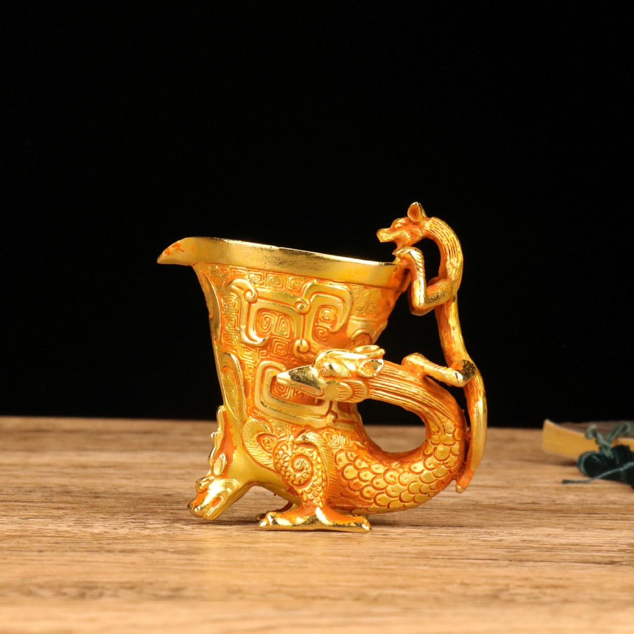 批发古玩收藏仿铜鎏金仿古龙凤杯摆件做旧合金酒杯摆设工艺品