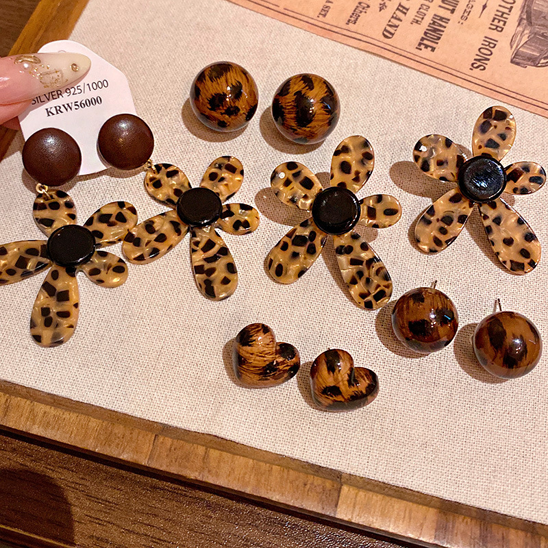 hong kong style retro amber love heart stud earrings online influencer ear jewelry autumn and winter maillard coffee geometric earrings for women