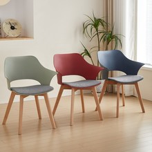 北欧塑料椅家用实木餐椅简约办公接待椅休闲会议洽谈书桌椅扶手椅
