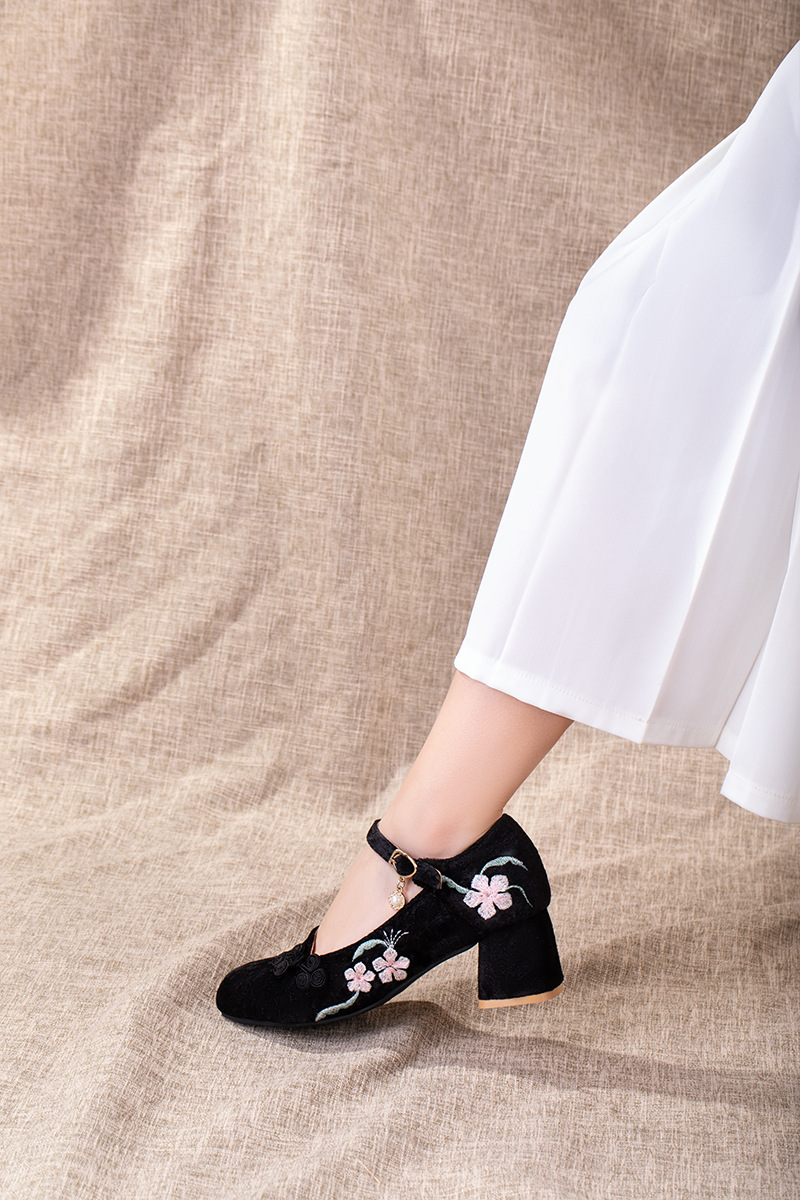 秋冬绣花高跟鞋女方跟一字带全码中跟小码绣花鞋丝绒配旗袍女布鞋